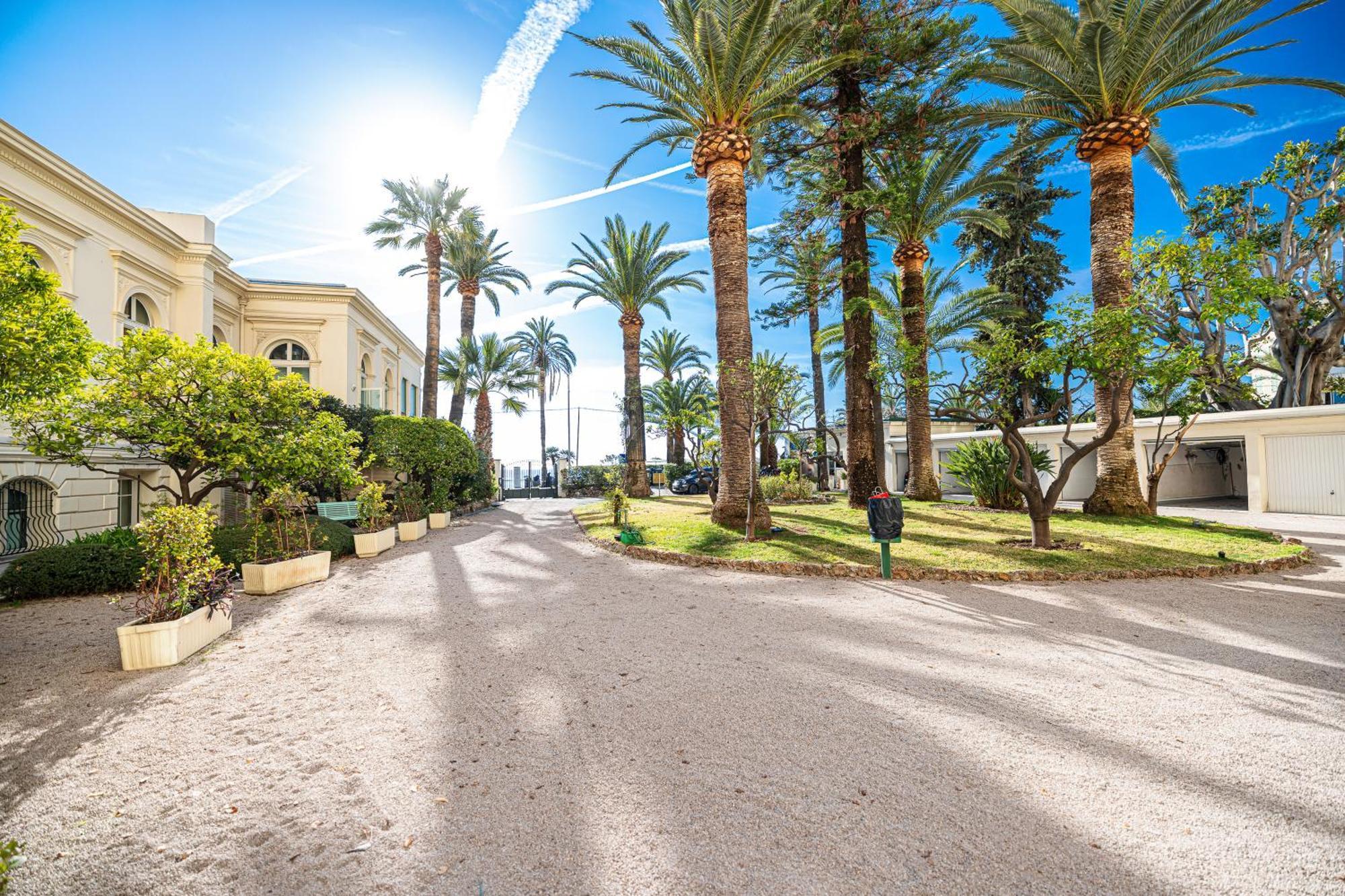 Regina - Happy Menton